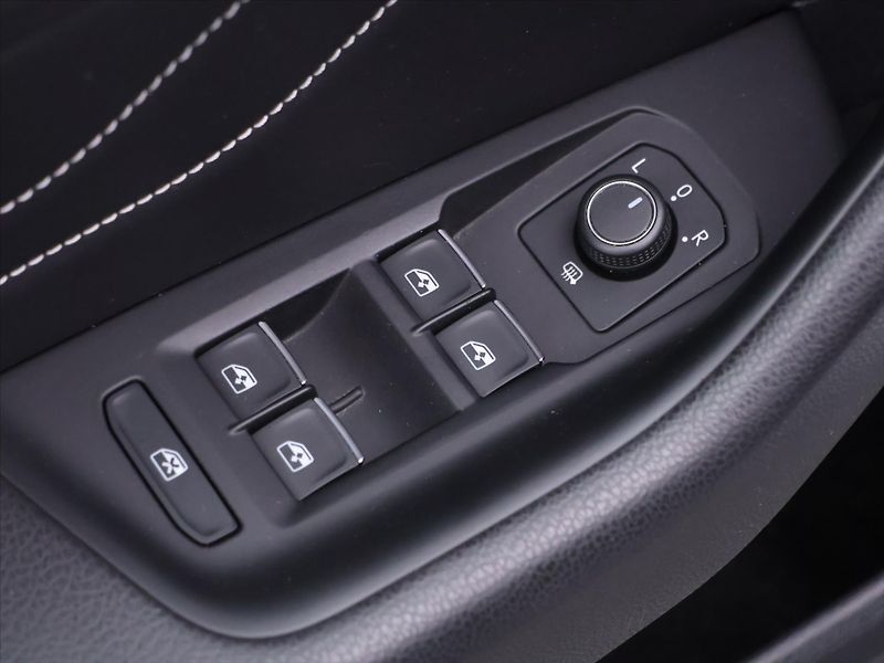 Volkswagen Passat 2,0 TDI 140kW DSG Elegance DPH - fotka 17 z 41