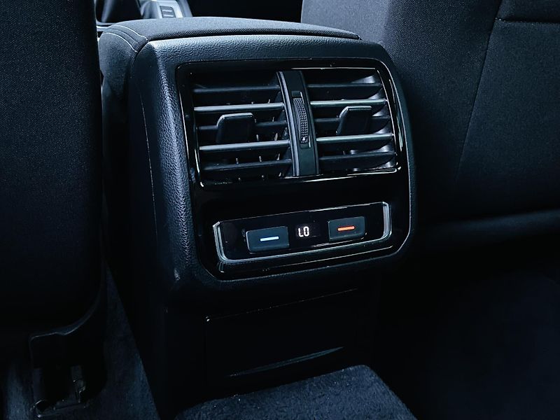 Volkswagen Passat 2.0TDI MANUÁL VÝHŘEV KAMERA - fotka 29 z 47