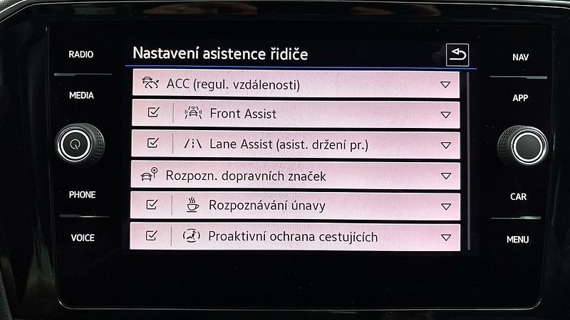 Volkswagen Passat 2.0 TDI DSG 4MOTION R-Line Var - fotka 26 z 29