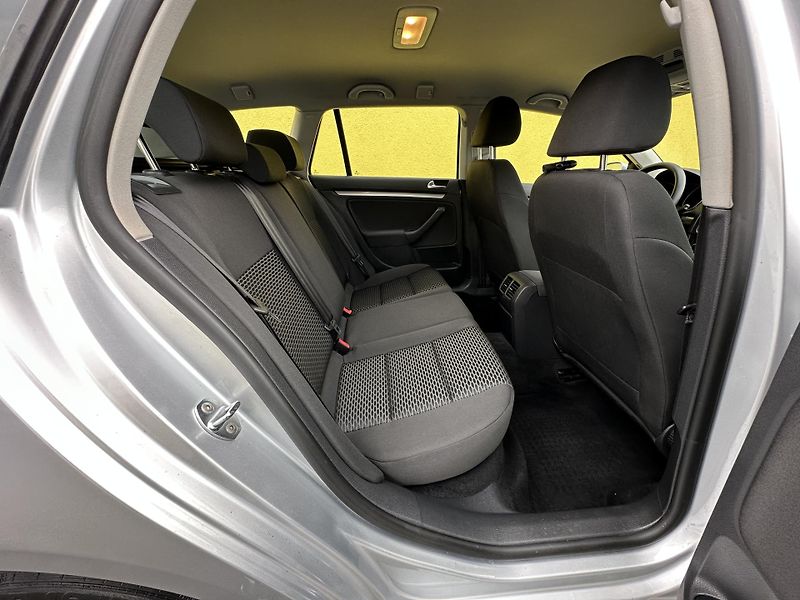 Volkswagen Golf (2012) KOMBI 1.6TDI/77kW *KLIMA*1.Maj - fotka 19 z 30