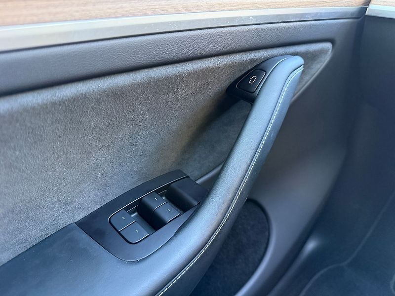 Tesla Model Y Long Range AWD - fotka 33 z 39