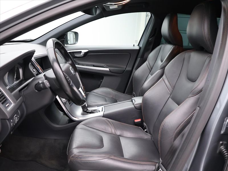 Volvo XC60 2,0 D4 140kW Aut. Summum - fotka 10 z 33