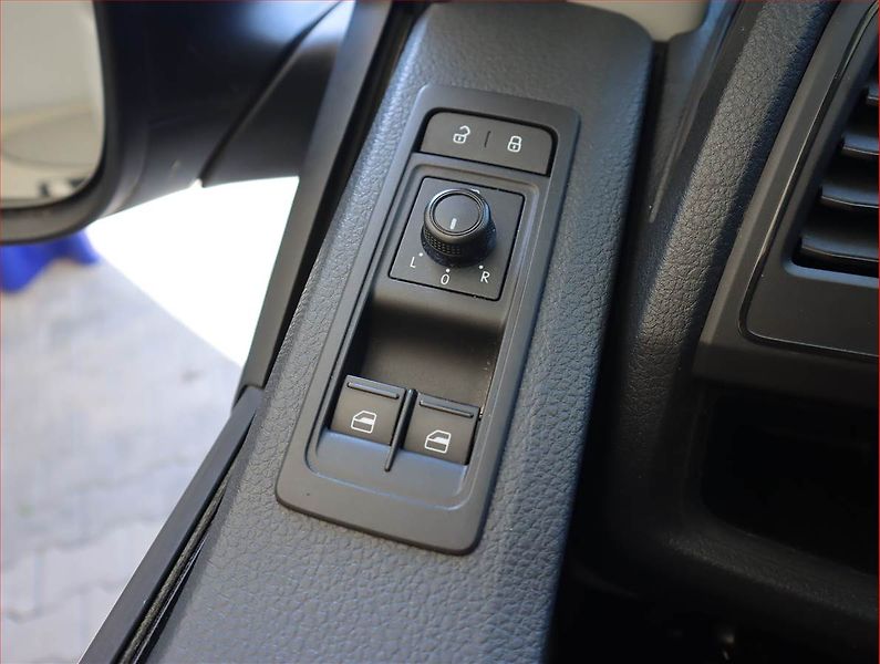 Volkswagen Transporter (2019) 2.0 TDI, Bus, 9Míst - fotka 16 z 18