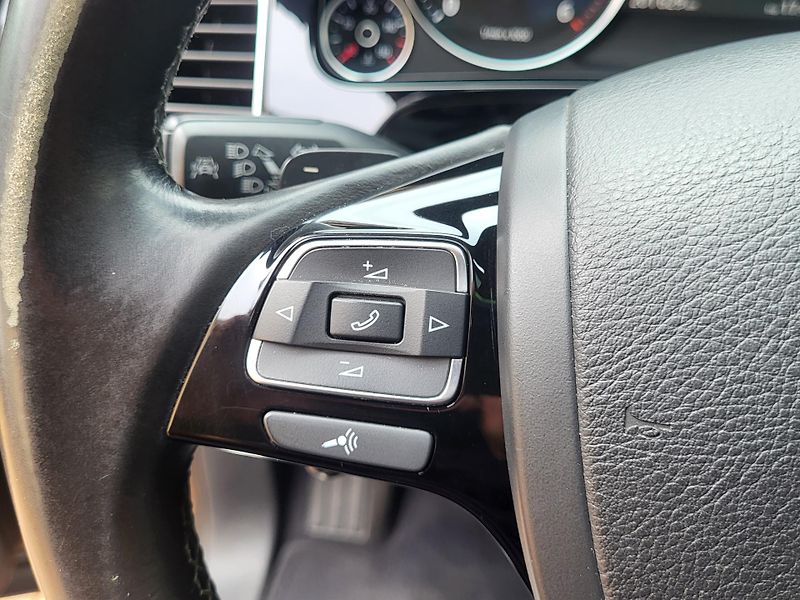 Volkswagen Touareg (2014) 4.2TDi V8 250KW*R-LINE*PANORAM - fotka 19 z 55