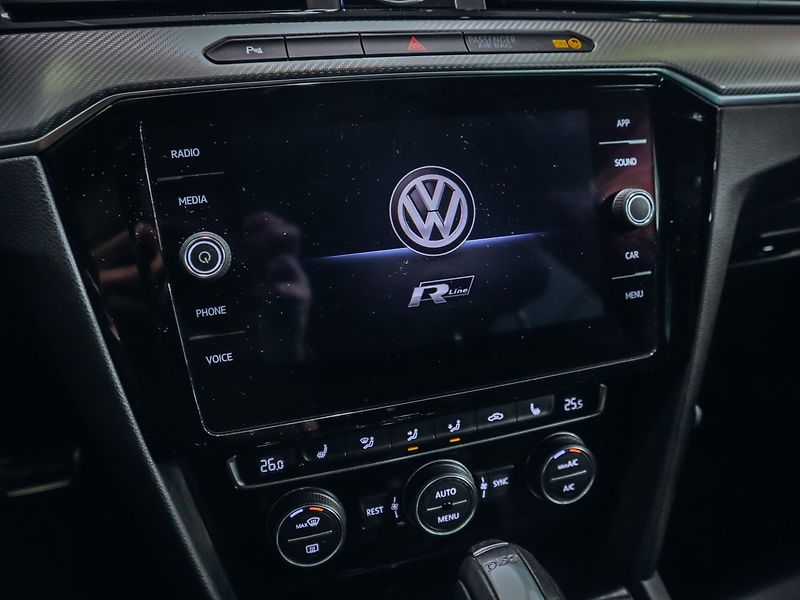 Volkswagen Passat 2.0TDI DSG R-line - fotka 10 z 23