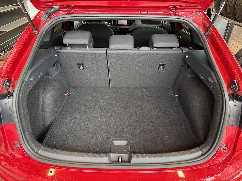 Volkswagen Taigo (2023) R-line 1.0 TSI 81 kW - fotka 6 z 8