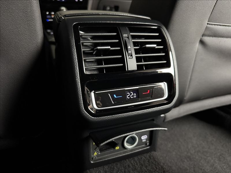 Volkswagen Passat 2,0 TDi  DSG R-Line LED Assist - fotka 16 z 44