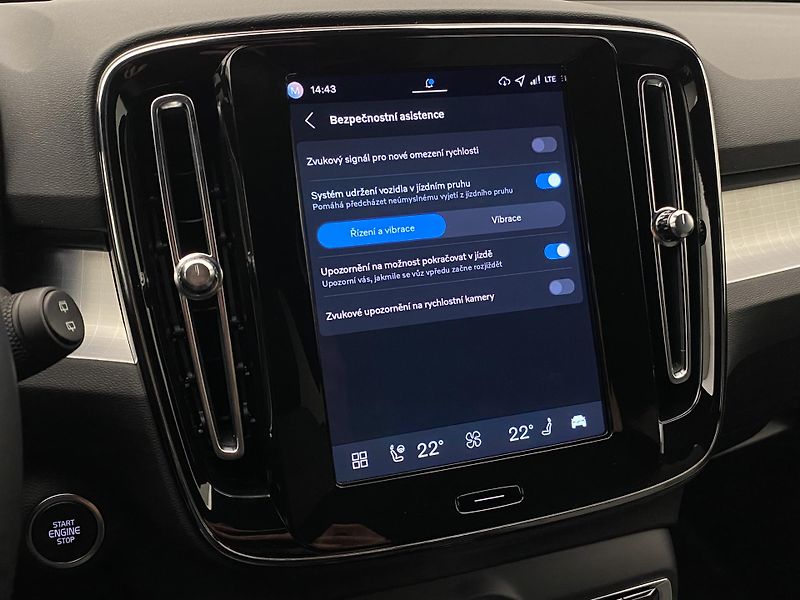Volvo XC40 (2025) B3 AUT DARK PLUS - fotka 49 z 64