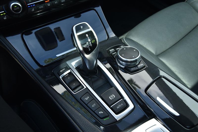 BMW Řada 5 530d xDrive M PAKET PANORAMA - fotka 18 z 28