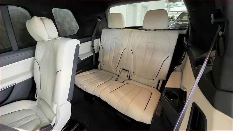 BMW X7 (2023) xDrive40i - fotka 21 z 24