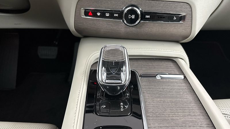 Volvo XC90 2.0 B5 AUT AWD Inscription - fotka 27 z 33