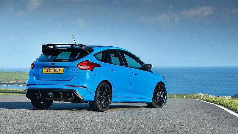 Bíle kouřící Ford Focus RS s vadným těsněním pod hlavou.