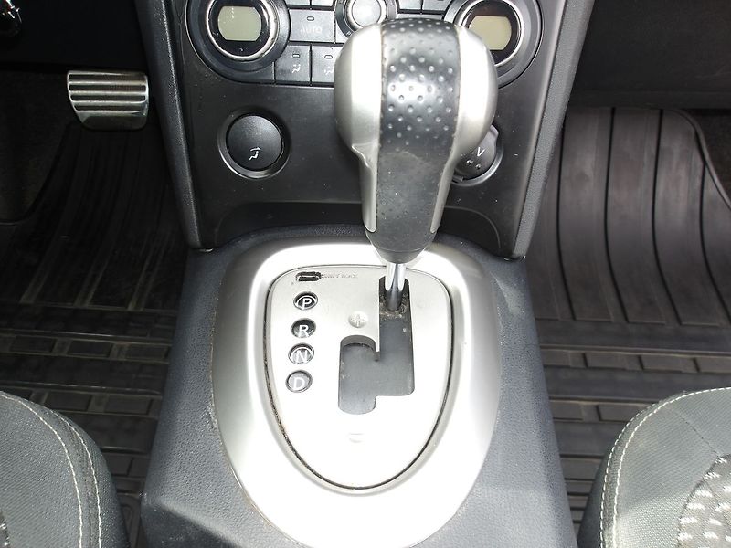 Nissan Qashqai (2009) 2,0i 104kW AUTOMAT !! - fotka 12 z 25