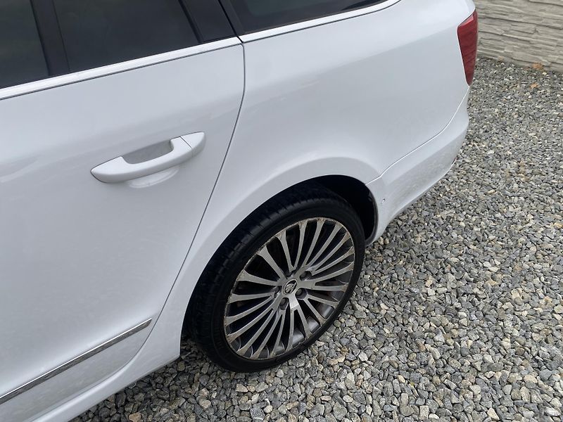 Škoda Superb 2.0TDi 4x4 170PS DSG L+K COMBI - fotka 31 z 158