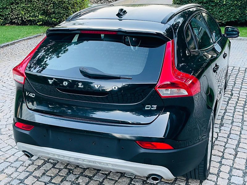 Volvo V40 2.0D3 MANUÁL CROSS SERVISKA  - fotka 13 z 43