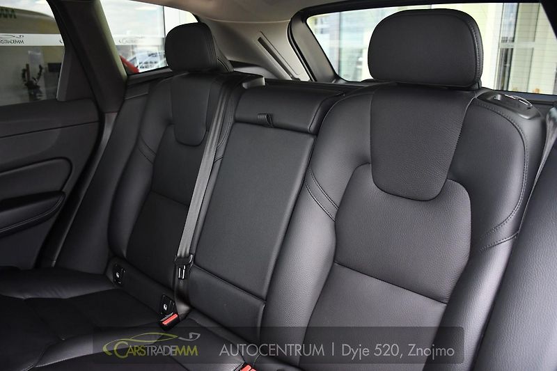 Volvo XC60 2.0T8 R-Desing RECHARGE - fotka 14 z 54