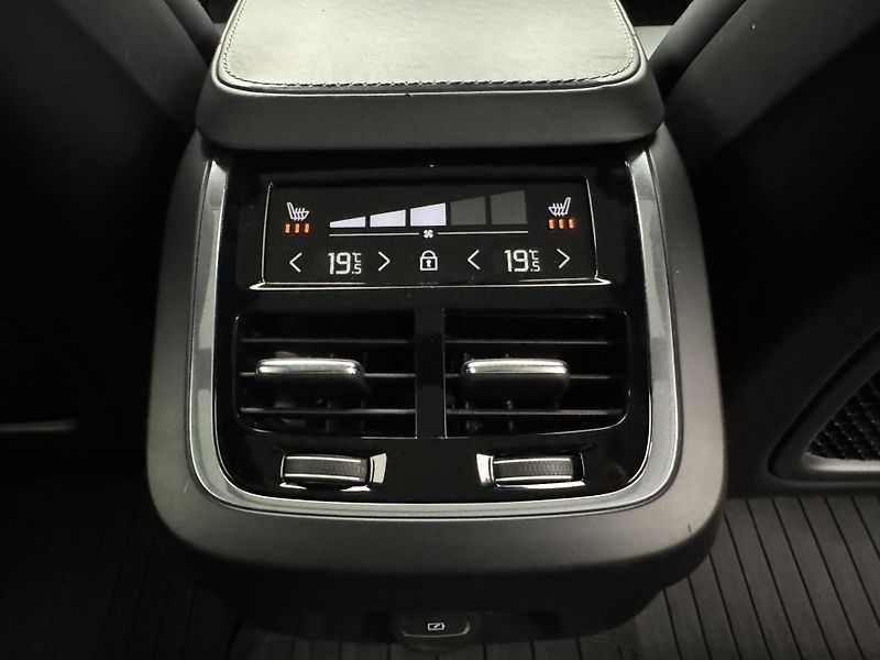 Volvo V90 CC D4 AWD PRO AUT - fotka 29 z 52