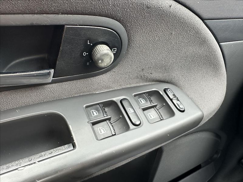 Seat Alhambra 1,9 TDI 7.MÍST BEZ KOROZE - fotka 19 z 21