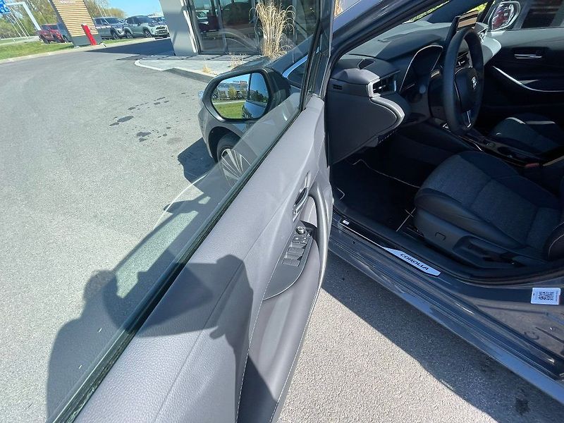 Toyota Corolla 1.8 Hybrid 140K Style - fotka 23 z 29