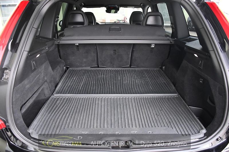 Volvo XC90 D5 AWD MOMENTUM ČR - fotka 23 z 39