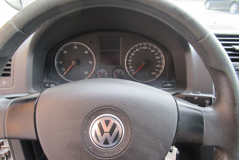 Volkswagen Golf 1.9 TDi AUT. KLIMA TAŽNÉ - fotka 12 z 18
