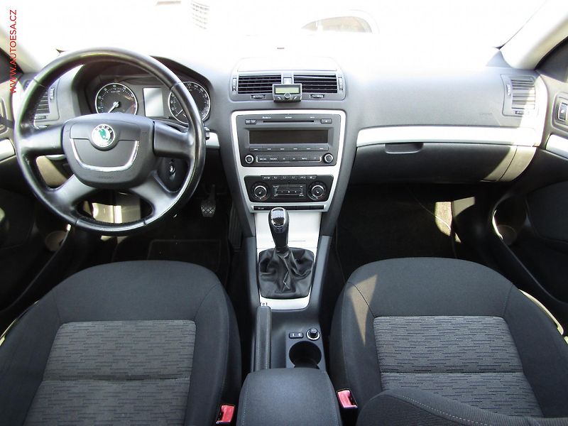 Škoda Octavia (2011) 1.4TSi, ČR, Ambiente - fotka 8 z 16