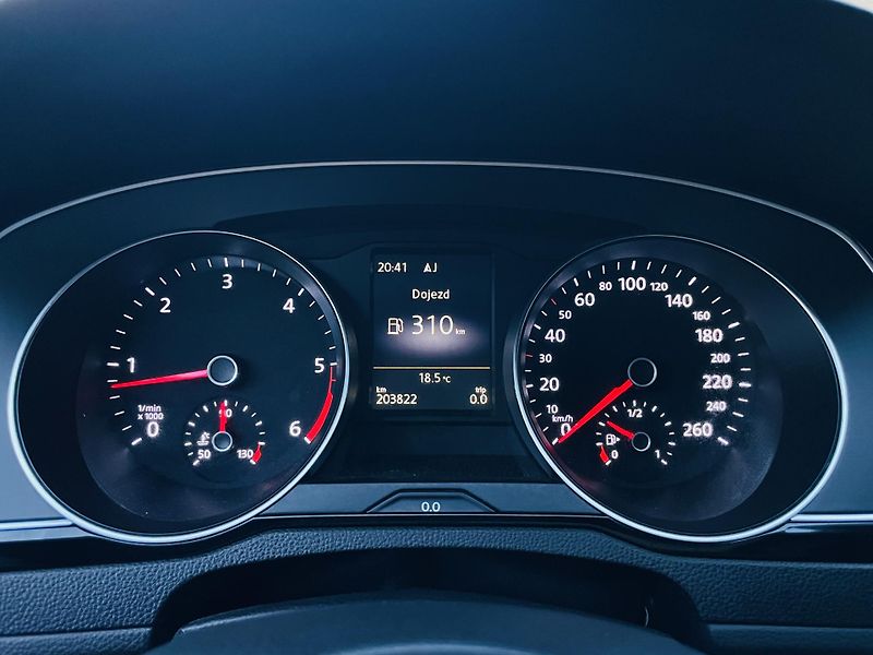 Volkswagen Passat 2.0TDI MANUÁL VÝHŘEV KAMERA - fotka 45 z 47