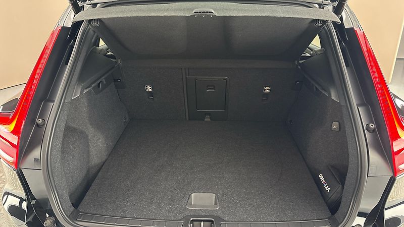 Volvo XC40 2.0 T3 AUT Momentum Pro - fotka 17 z 27