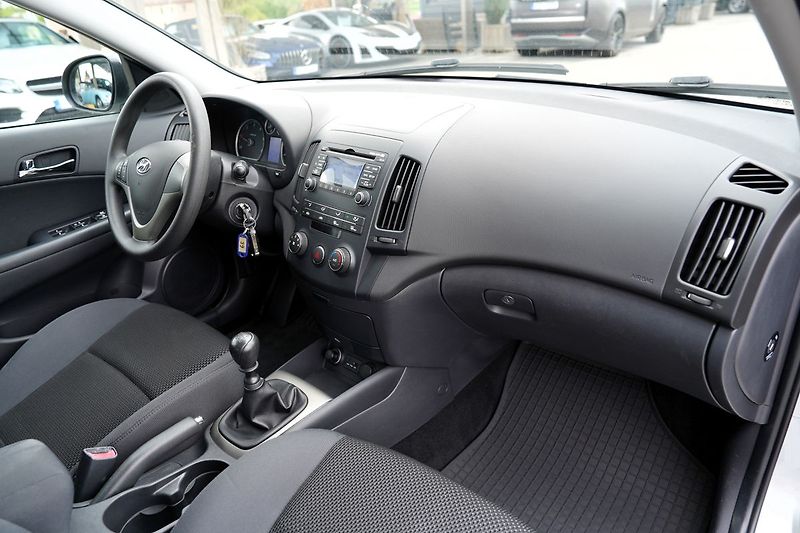Hyundai i30 1.6 CRDI-16V/90 PS/ČR - fotka 24 z 38