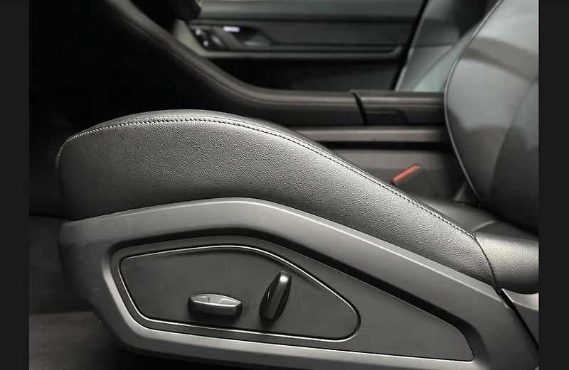 Porsche Taycan 93 kWh Panorama - fotka 14 z 25
