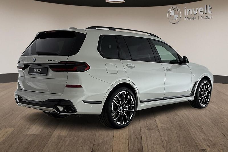 BMW X7 xDrive40d - fotka 3 z 29