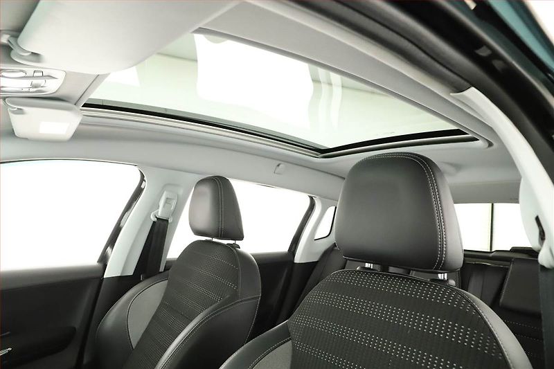 Peugeot 2008 (2015) 1.6 BlueHDi, Navi, Tempomat - fotka 11 z 17