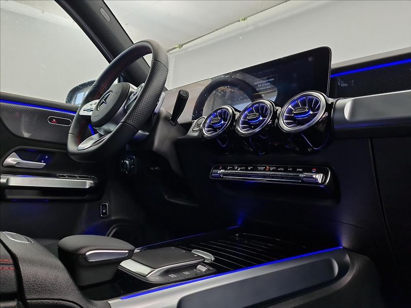 Mercedes-Benz GLB 200 4MATIC AMG Line - fotka 16 z 22