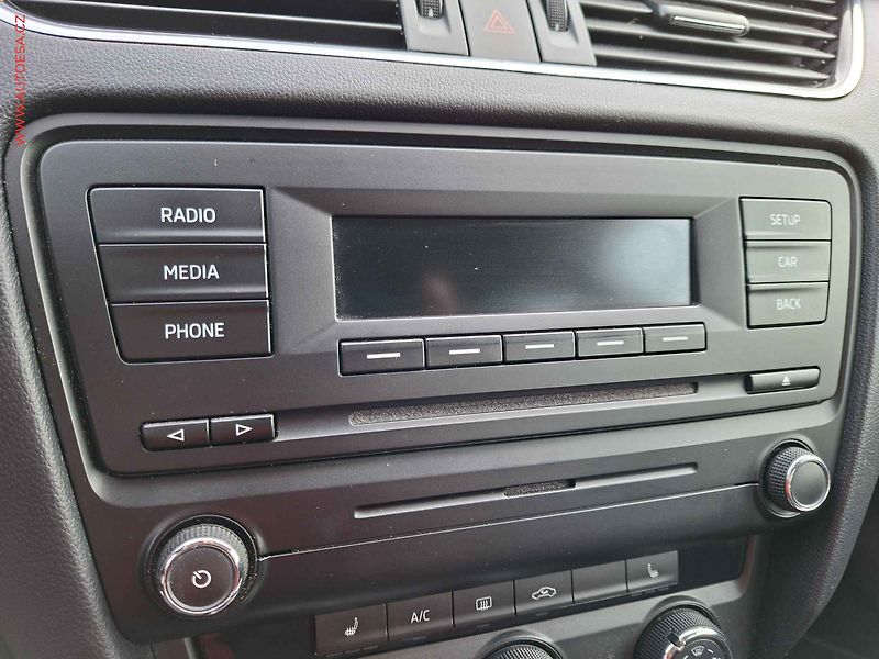 Škoda Octavia (2014) 1.6 TDi, ČR, AC, výhřev sed - fotka 11 z 16
