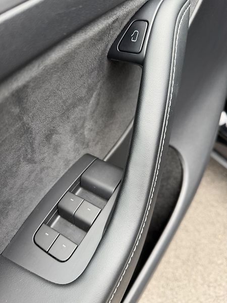 Tesla Model Y SR RWD LFP 220kW 1.Maj DPH - fotka 8 z 26