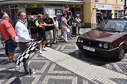 Ze startu XIV. Slánského okruhu - průjezd Londou.