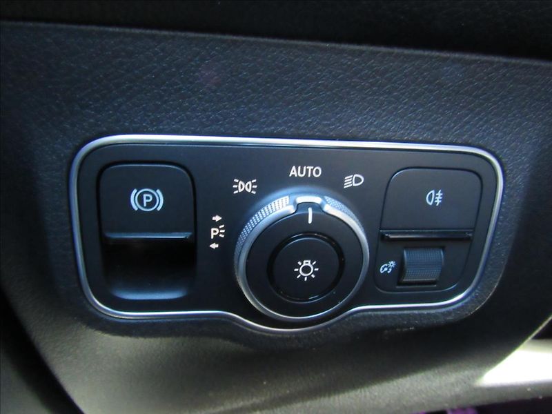 Mercedes-Benz GLB 2,0 AMG 35 225kW - fotka 28 z 35