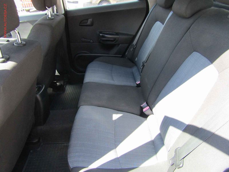 Kia Ceed (2010) 1.4CVVT, ČR, AC, park.čidla - fotka 10 z 15