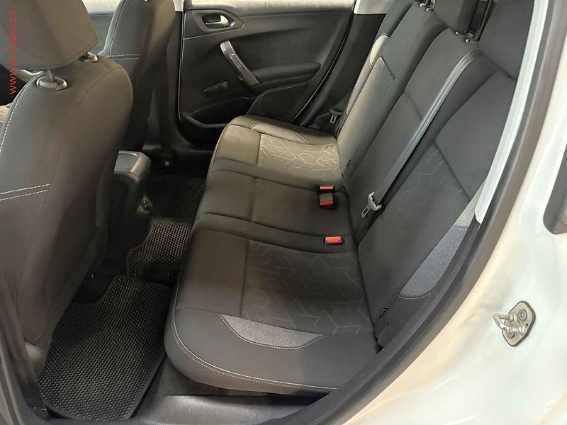 Peugeot 2008 (2016) 1.2 PT, 2.maj,ČR, AT, autoAC - fotka 10 z 14