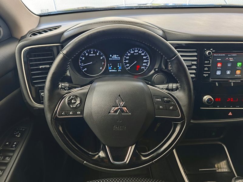 Mitsubishi Outlander (2021) 2.0 Mivec Diamant 2WD Kamera - fotka 16 z 44
