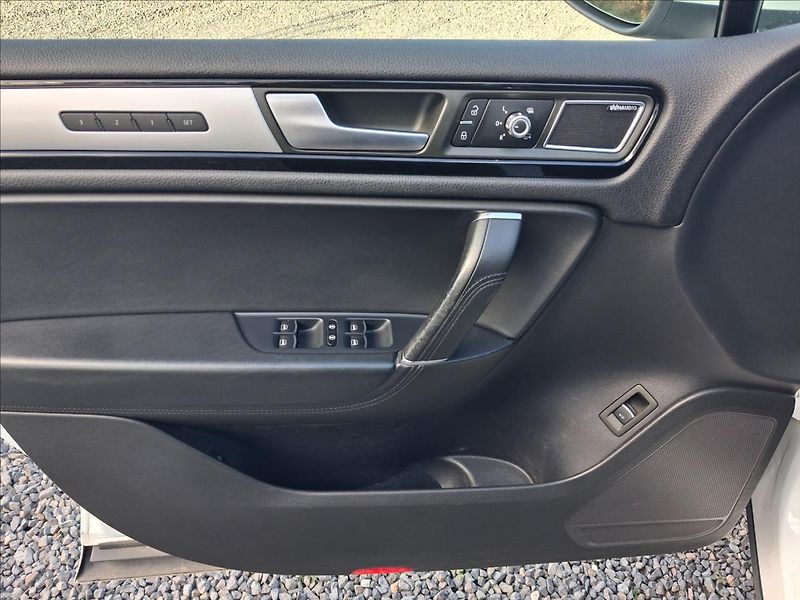 Volkswagen Touareg 3,0 R-Line, CZ, kamera - fotka 13 z 17
