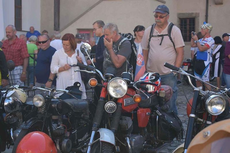Strakonice si připomněly 105 let od zahájení výroby značky ČZ Sjeli se sem majitelé a obdivovatelé legendárních motocyklů. Na dobu, kdy pro čezetu pracoval, zavzpomínal i náš jediný kosmonaut ve vesmíru Vladimír Remek. A ochotně pózoval na společných sním