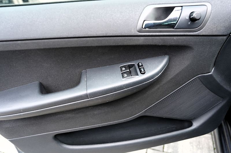 Škoda Fabia 1.4 16V Ambiente Combi 80PS - fotka 16 z 34