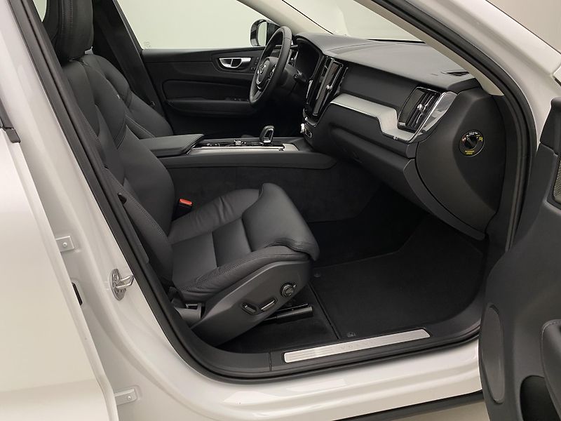 Volvo XC60 B5 AWD DARK PLUS AUT CZ - fotka 23 z 60