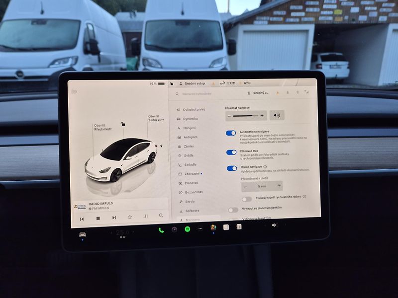 Tesla Model 3 STANDART RANGE 239w SOH 96,5% - fotka 29 z 48