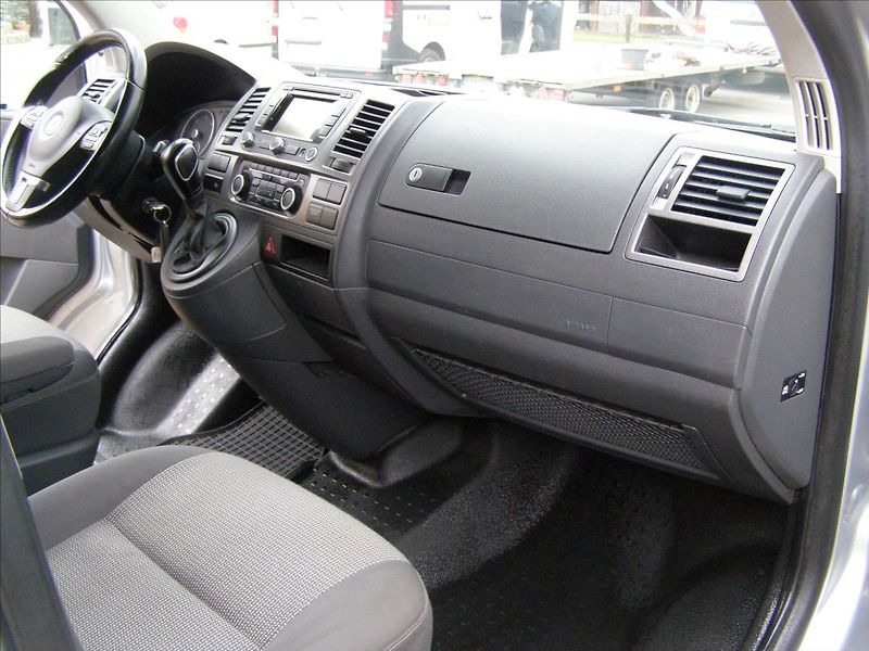 Volkswagen Caravelle 2,0   LONG  DSG po servisu 103 - fotka 28 z 38