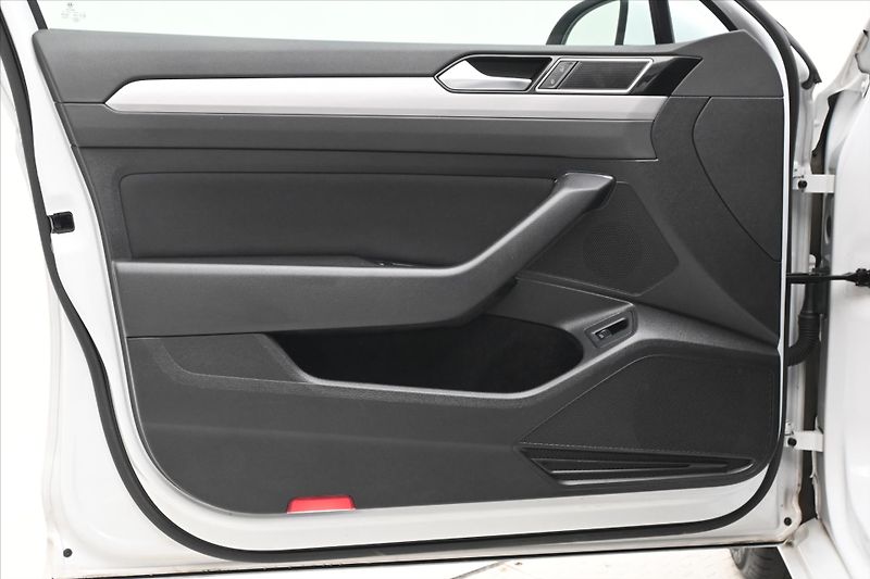 Volkswagen Passat 2,0 TDI 110 kW DSG Business Zá - fotka 25 z 33