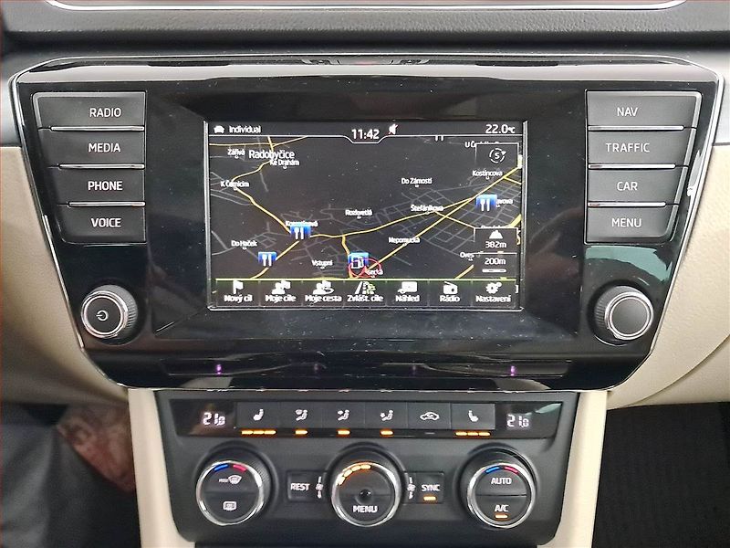 Škoda Superb (2016) 2.0 TDI, Navi, Bi-Xenony - fotka 13 z 17