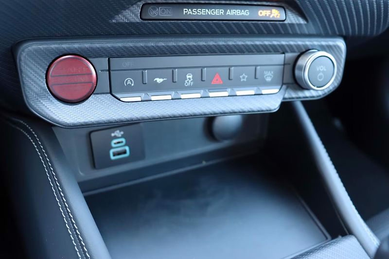 Ford Mustang (2026) Fastback 5.0 Nite Pony - fotka 19 z 28
