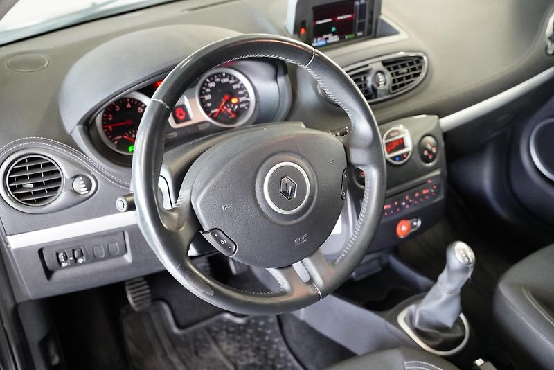 Renault Clio - fotka 12 z 19
